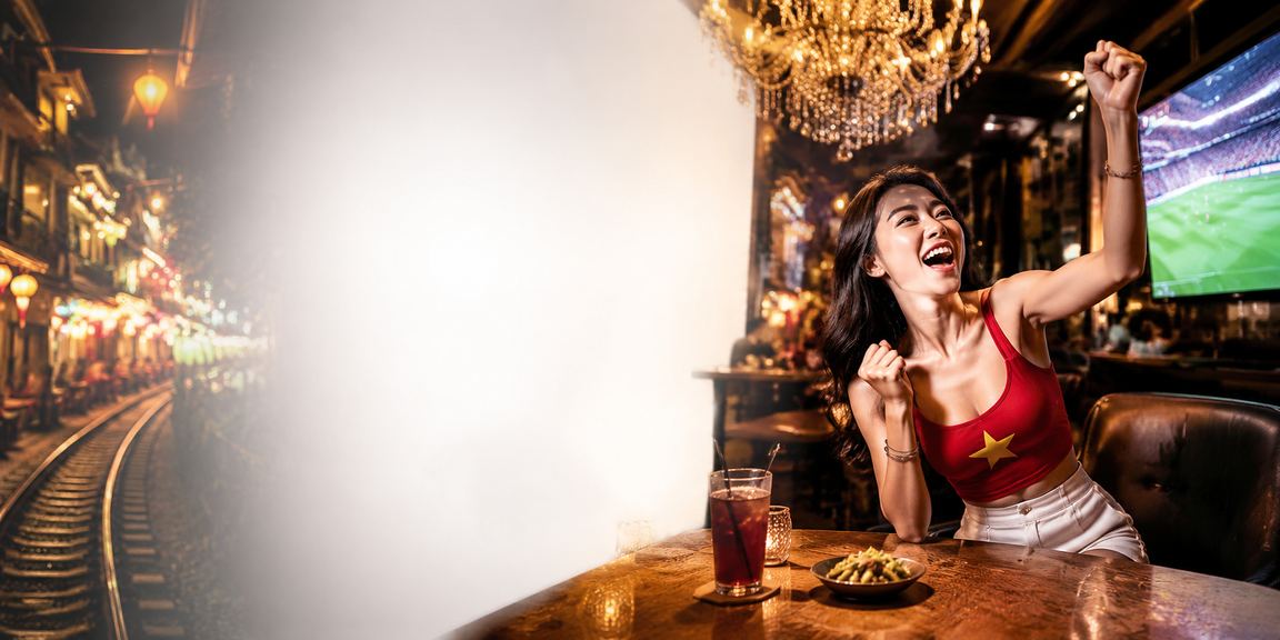 Người xem bóng đá tại Hà Nội bên ly cà phê trên điện thoại với tỷ lệ kèo hiển thị